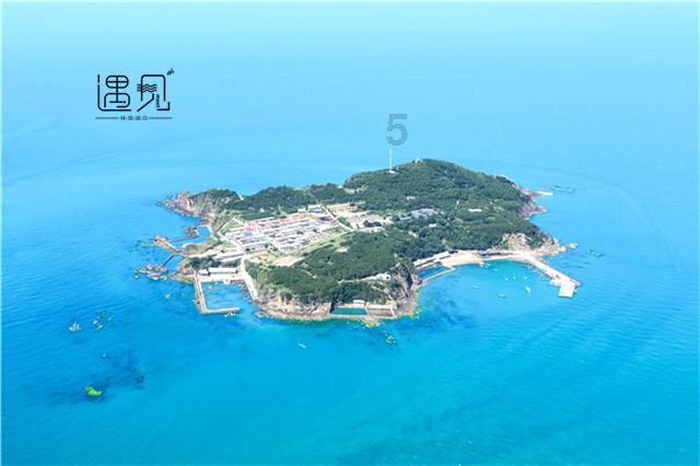 浇花的漂亮女孩