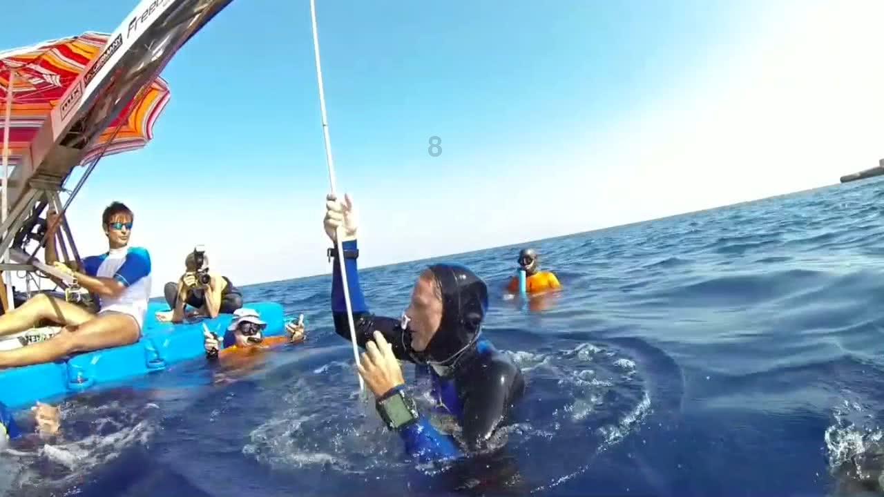 逃离残破的船只