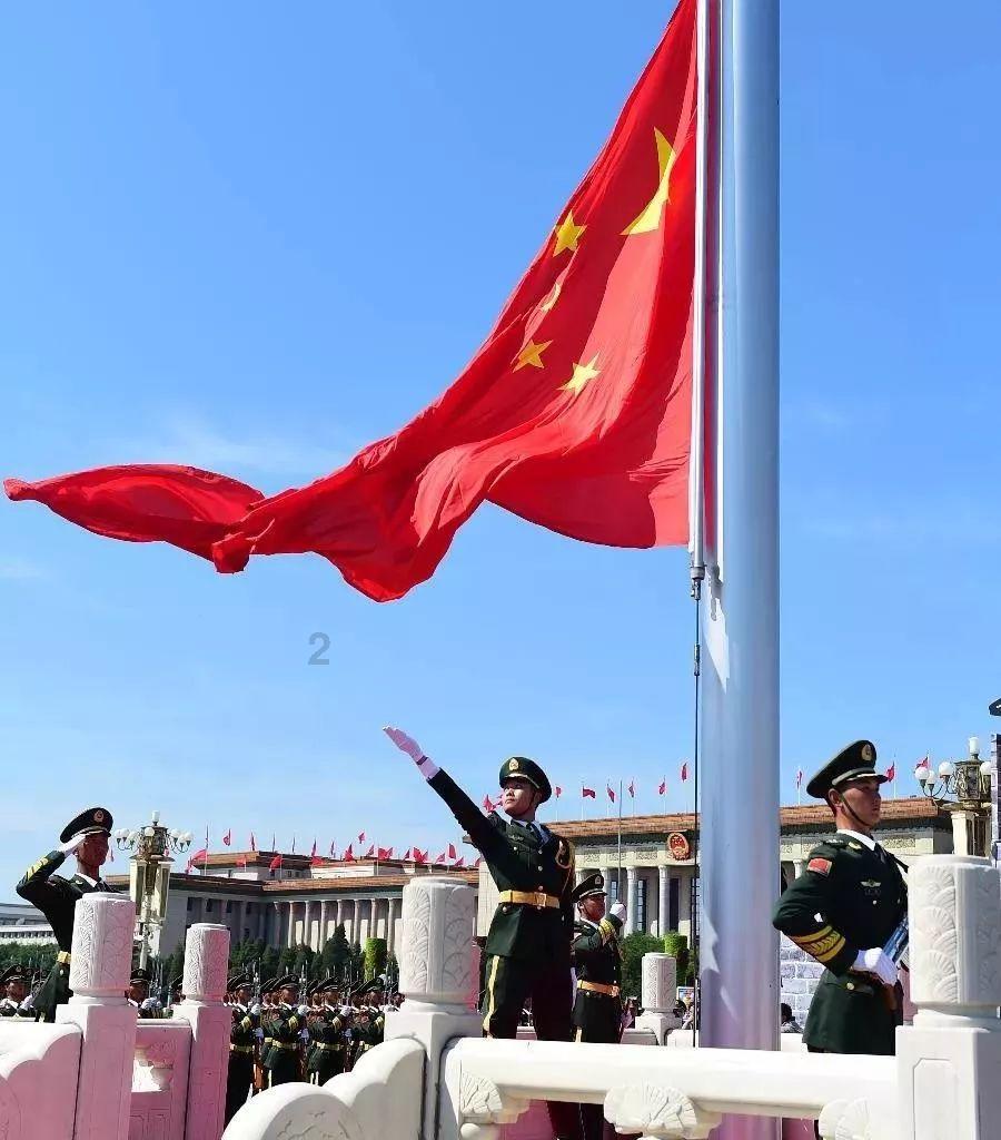 晕染短袖搭配开叉牛仔裤，穿出时尚潮流感，你觉得好看吗？游戏画面