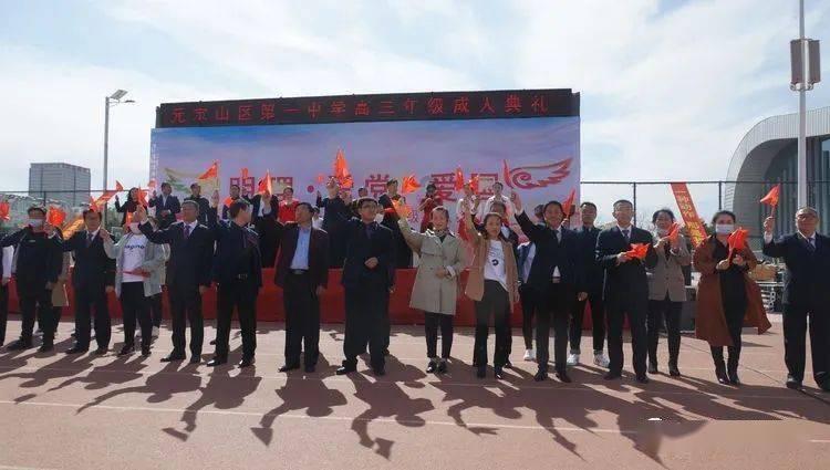 新婚丈夫发现妻子行踪诡异，妻子摊牌：我是共产党，你有两个选择