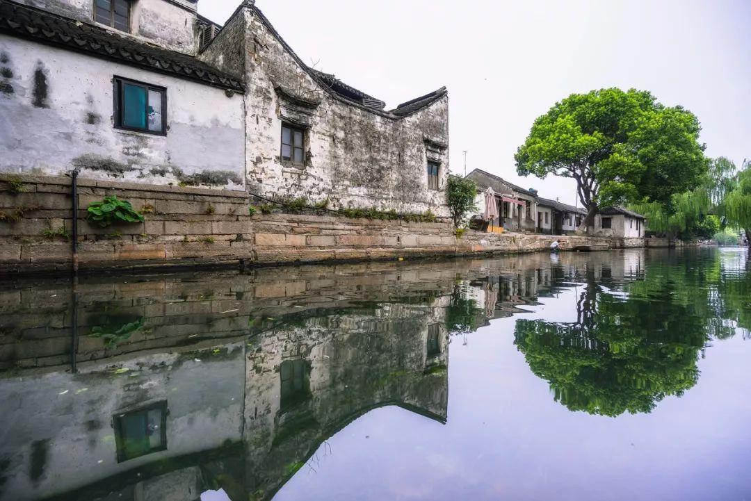 岚图终于争气了，新款中大型SUV比途昂还美