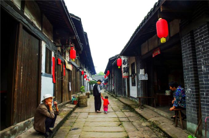市人大代表、浙江光正大律师事务所副主任 陈兴良 制定相关条例，让新能源车辆充电有序进行