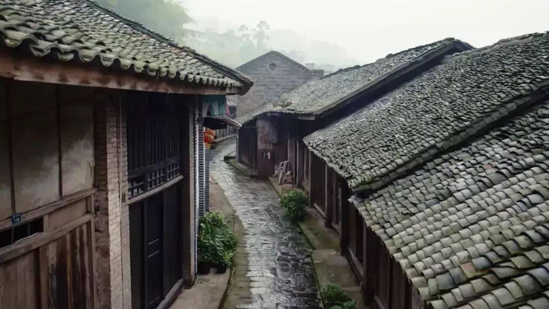 可爱的女生解救